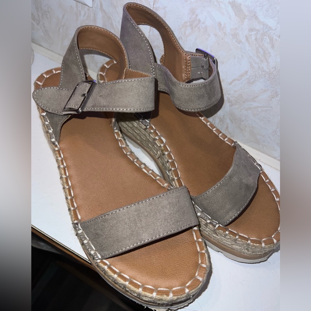 Platform Sandals - Picture 2 of 3